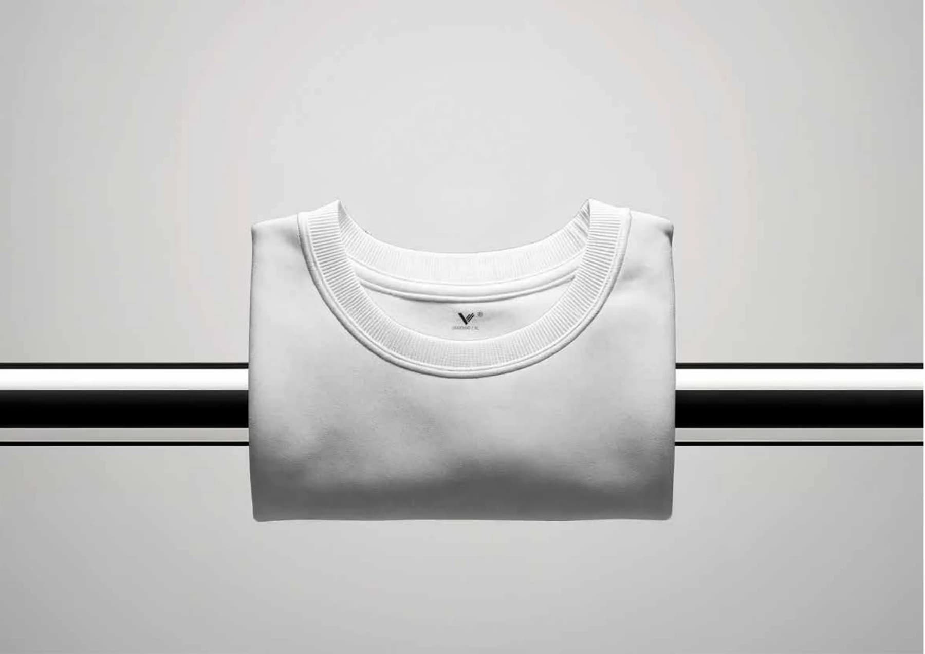 Aplicação da marca Vorazi em camiseta branca